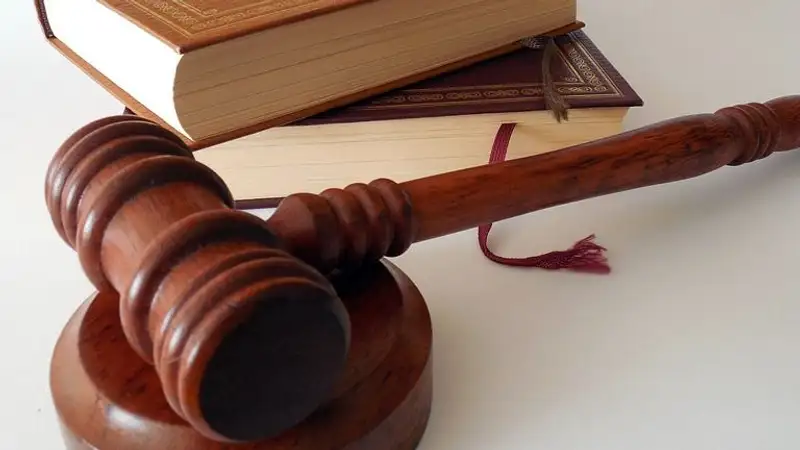 Штрафом отделался мужчина за жестокое избиение супруги в Бишкеке