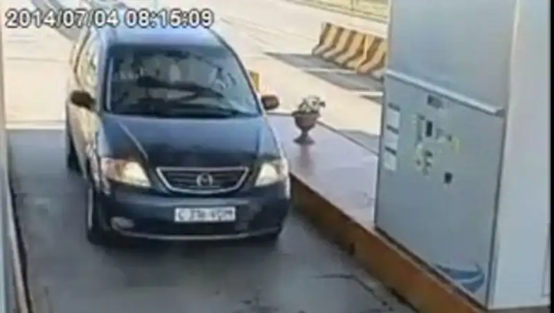 Внедорожник протаранил терминал на пункте оплаты трассы Астана - Щучинск