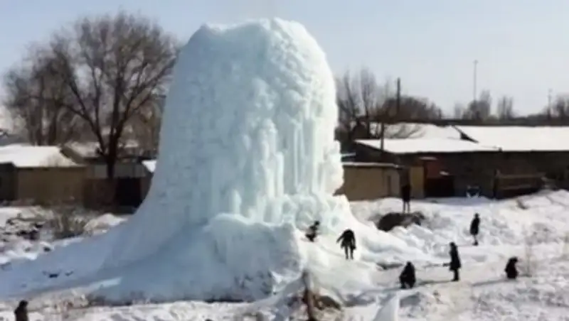 Большой "айсберг" в Алматинской области удивил казахстанцев