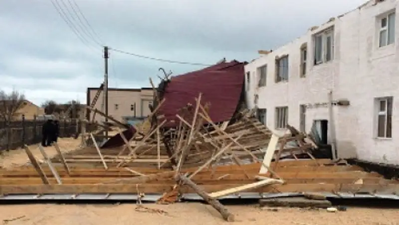 В Мангистауской области начали восстанавливать сорванную крышу многоквартирного дома