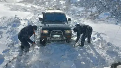 спасатели, авто, снежный занос, фото - Новости Zakon.kz от 22.12.2021 19:21