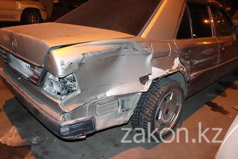 Две машины такси протаранил пьяный водитель Мерседеса в Алматы (фото) Две машины такси протаранил пьяный водитель Мерседеса в Алматы (фото), фото - Новости Zakon.kz от 18.11.2013 20:48