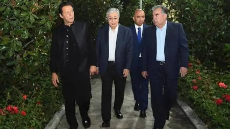 Опубликованы фото Токаева с неформальной встречи глав государств