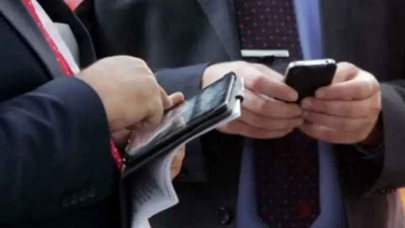 Госслужащим, кроме местных полицейских, запрещено пользоваться смартфонами на работе