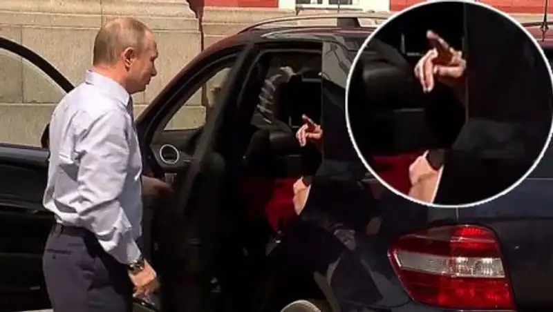 Песков рассказал о таинственном пассажире из автомобиля Путина