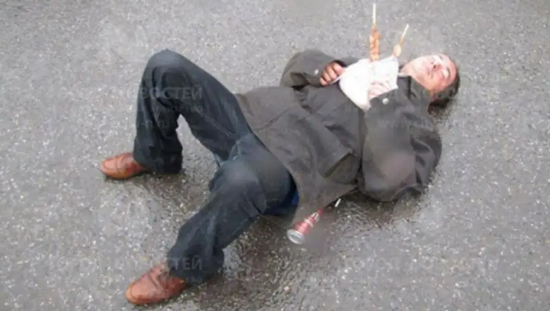Мужчина с шашлыком на груди заснул под дождем в центре Новокузнецка