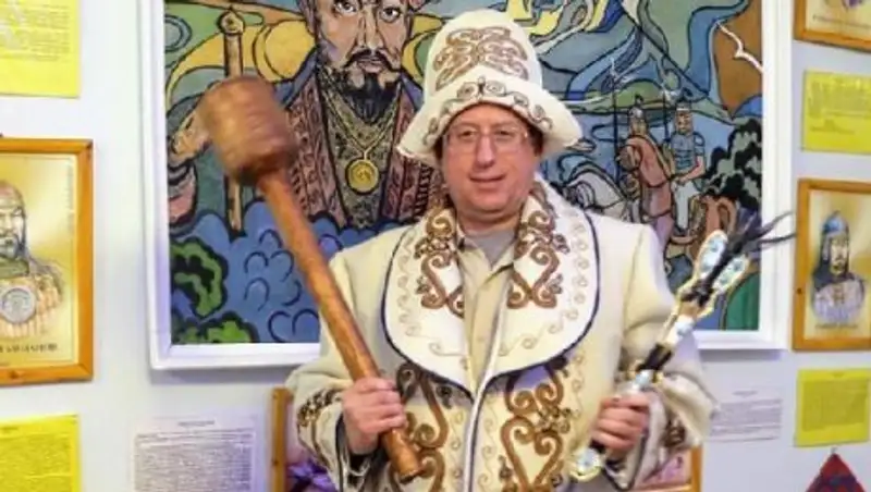 Посол США в Казахстане Джордж Крол оделся в чапан, как Николас Кейдж