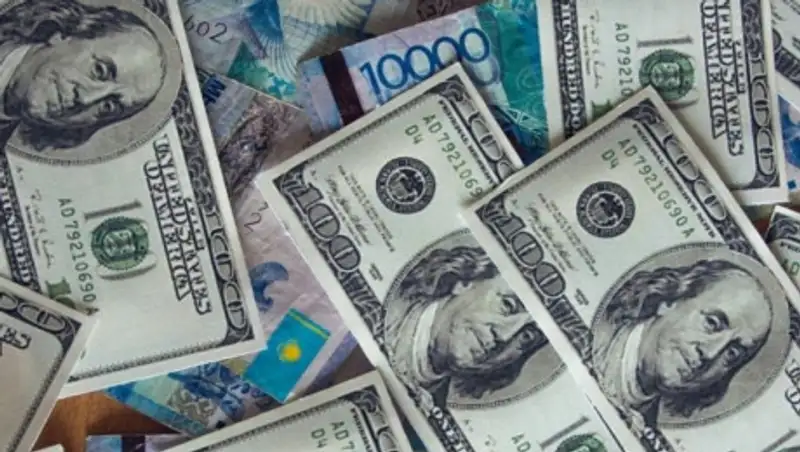 На 17,4% ослаб тенге в марте