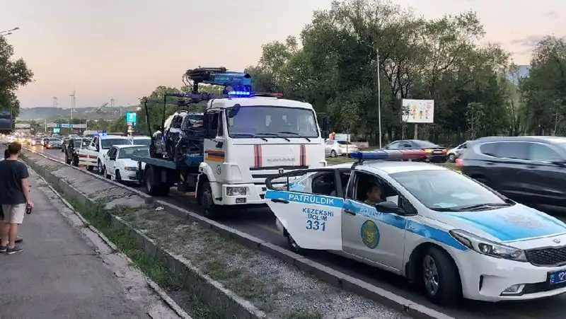 Три человека пострадали в тройном ДТП в Алматы