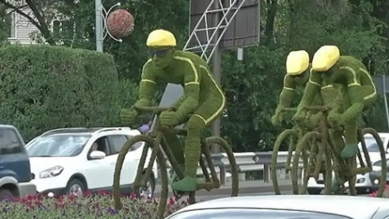 Необычные зеленые скульптуры украсили Алматы
