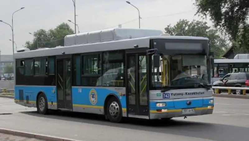 Водители пассажирских автобусов в Алматы могут оставлять деньги за проезд себе