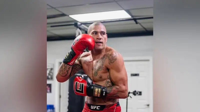 Перейра стал чемпионом UFC в полутяжелом весе