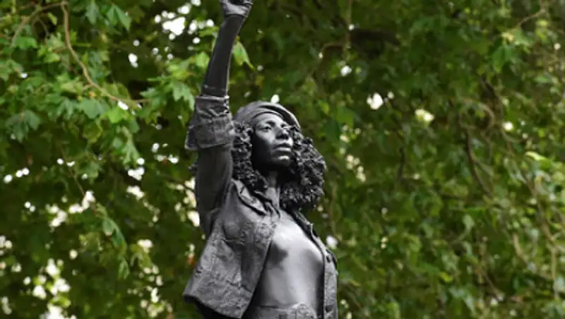 Cтатую чернокожей активистки убрали c постамента спустя сутки после установки