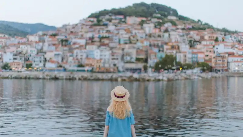 Обязательный карантин для туристов отменили в Греции