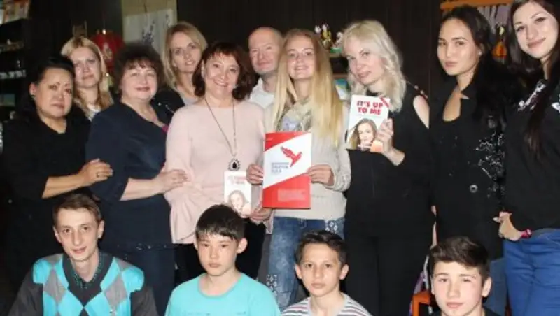 "Мисс Вселенная" из Южной Африки посетила Тараз с тренингом для подростков