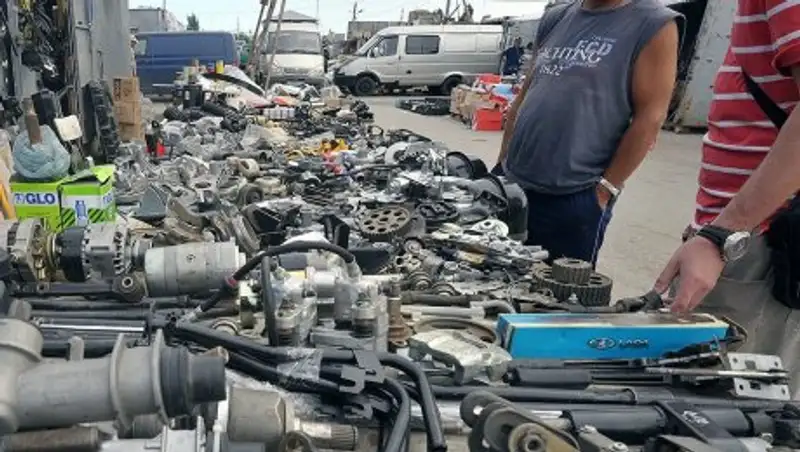 Полицейские Шымкента задержали 63 человек после проверки рынка автозапчастей