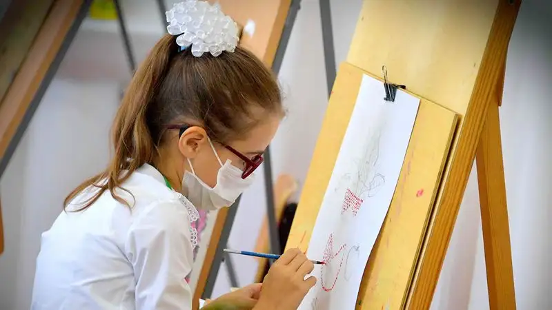 Мажилис рассмотрит поправки об онлайн-обучении в колледжах и защите прав сирот