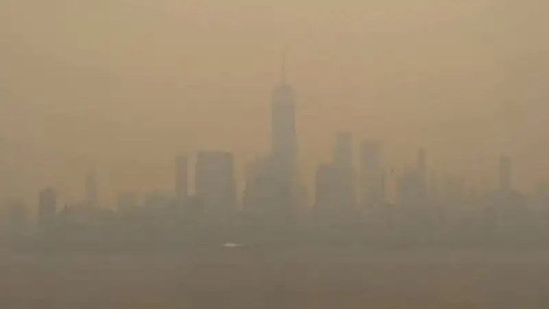 Метеорологи показали, как дым от пожаров в Канаде заволок Нью-Йорк