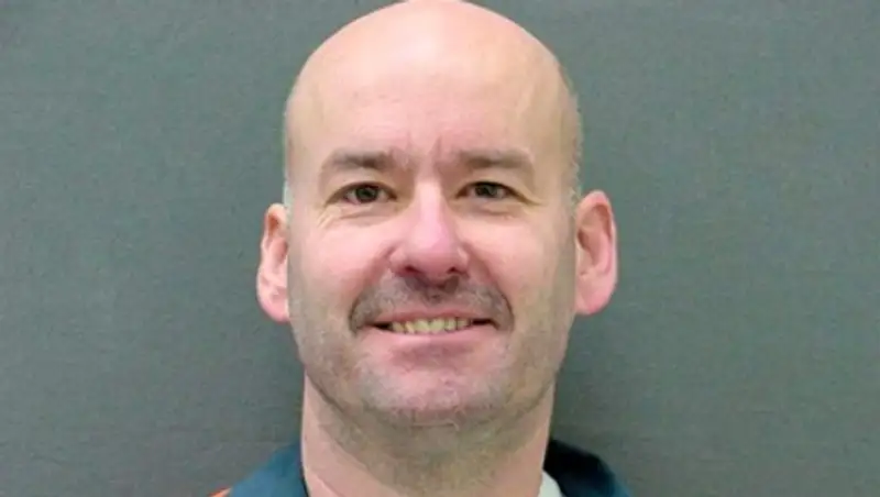 Убийца отсудил у тюремщицы тысячу долларов за запрет обняться с женой