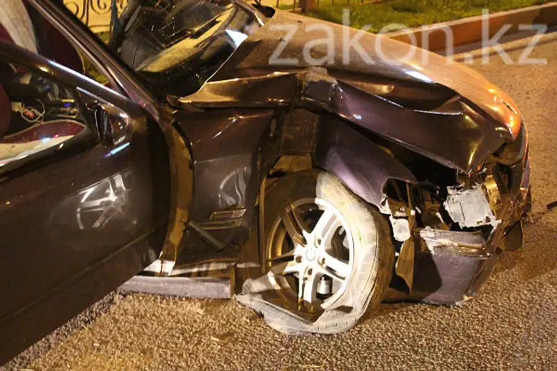 В Алматы водитель БМВ снес несколько метров разделительного ограждения на проспекте Аль-Фараби (фото), фото - Новости Zakon.kz от 15.04.2013 15:21
