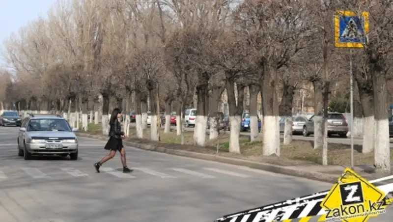В Алматы водитель сбил девушку рядом с пешеходным переходом