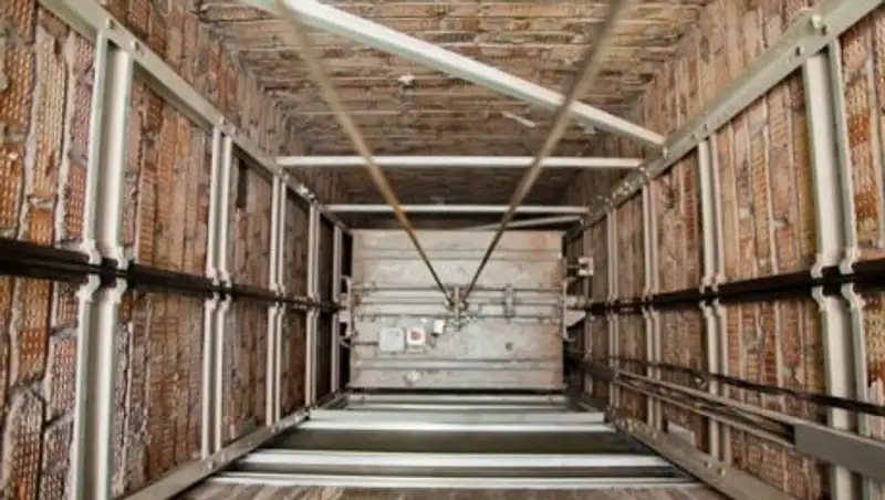 Подросток погиб в лифте в Лисаковске