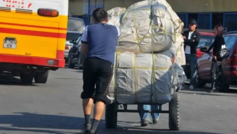 Продавцов вещевых рынков в Алматы обязали обеспечить наличие кассовых аппаратов