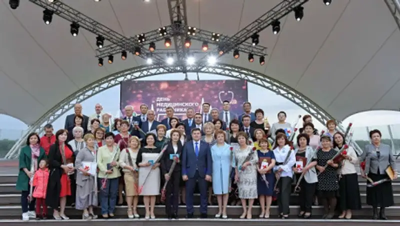 Лучших медиков Павлодарской области чествовали на сцене Ertis Promenade