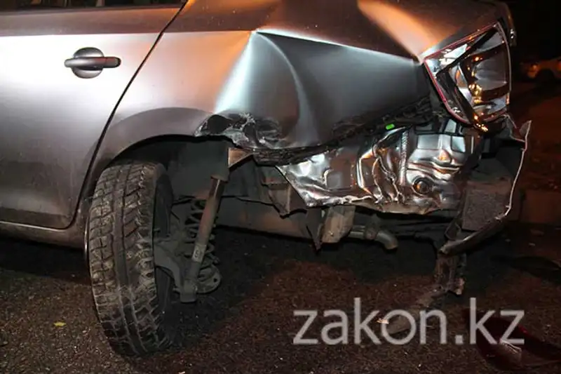 Водитель Мазды протаранил две машины и покинул место ДТП, Алматы (фото), фото - Новости Zakon.kz от 13.11.2013 18:48