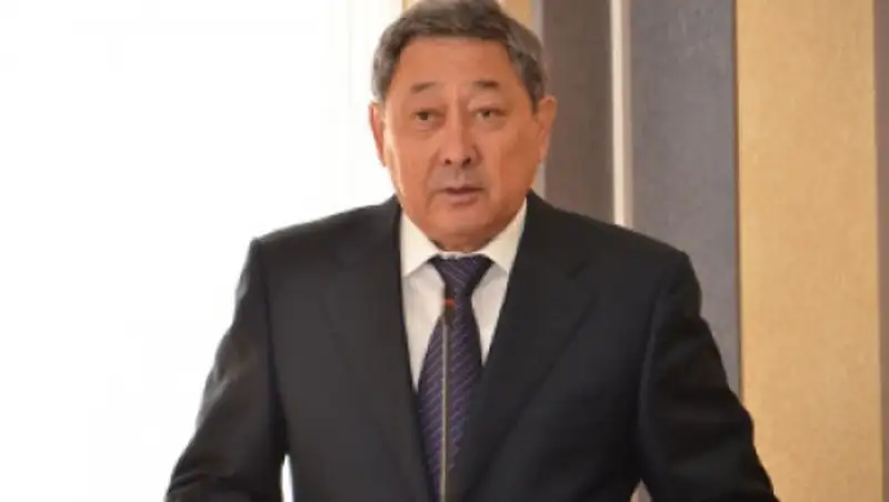 От имени Президента аким Атырауской области поздравил ветеранов войны и вручил им подарки