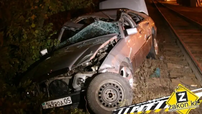 В Алматы Mercedes несколько раз перевернулся в воздухе и "приземлился" у ж/д путей