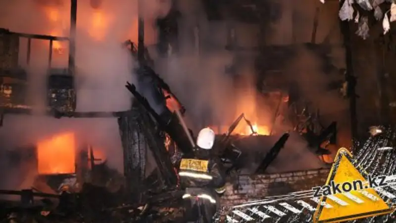 В Алматы сгорел двухэтажный дом