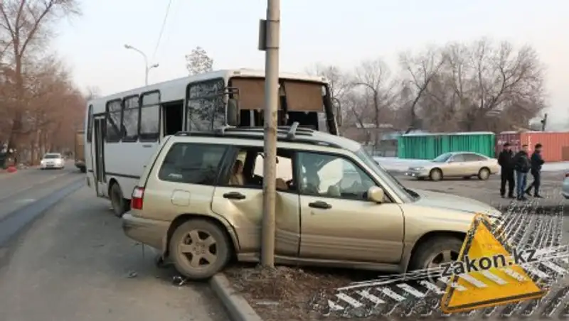 Рейсовый автобус протаранил Subaru в Алматы