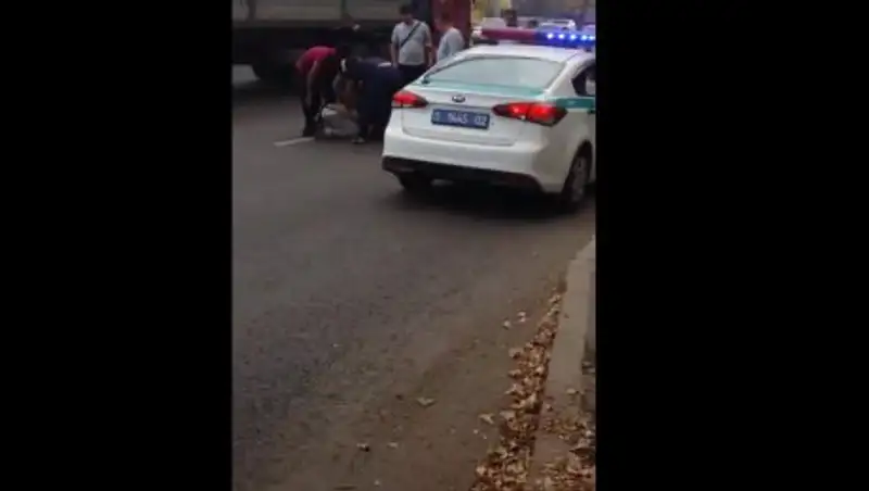 Полицейские скрутили дебошира на проезжей части в Алматы