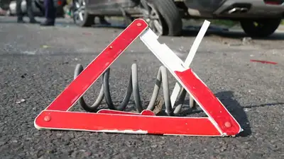 Два грузовика зажали RAV 4 в Алматы, фото - Новости Zakon.kz от 18.09.2023 12:43