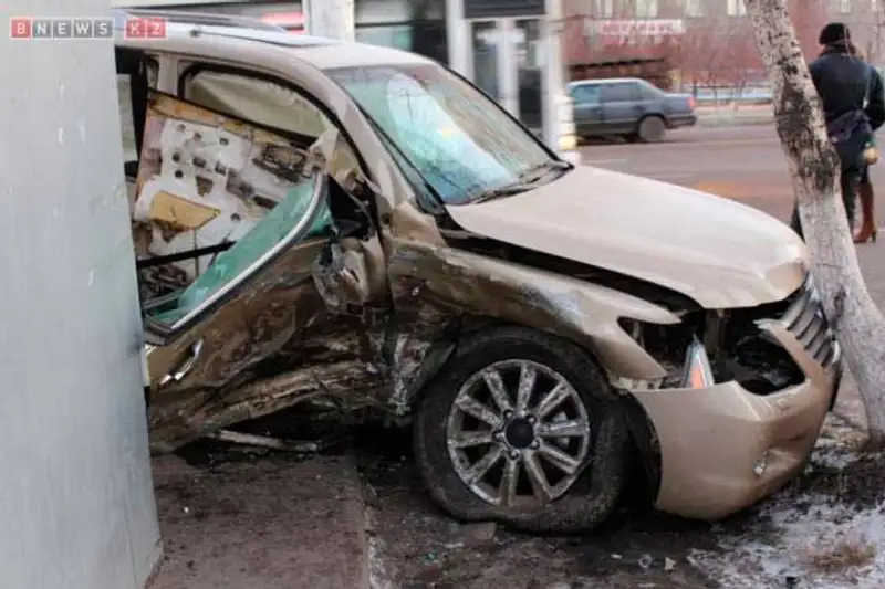 В Астане Lexus врезался в газетный киоск, есть пострадавшие (фото) В Астане Lexus врезался в газетный киоск, есть пострадавшие (фото), фото - Новости Zakon.kz от 21.11.2013 17:22
