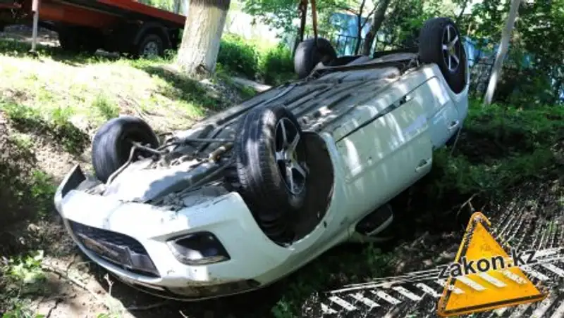Под Алматы Lada перевернулась на крышу в арыке
