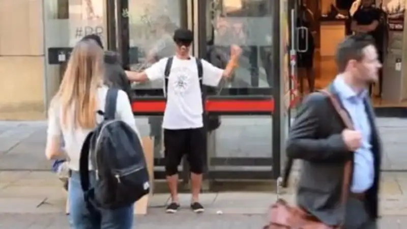 Акция мусульманина на улице Манчестера растрогала прохожих и пользователей сети