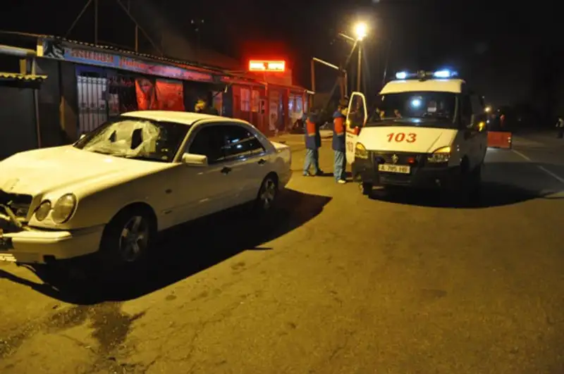 В Алматы пьяный водитель сбил четверых дорожных рабочих, один погиб, фото - Новости Zakon.kz от 08.04.2013 18:58