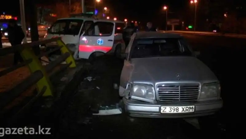 Беременная пассажирка "скорой" пострадала в результате ДТП в Алматы