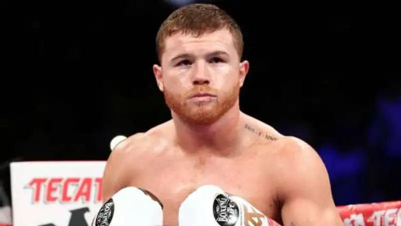 Канело отказался от одного из чемпионских поясов