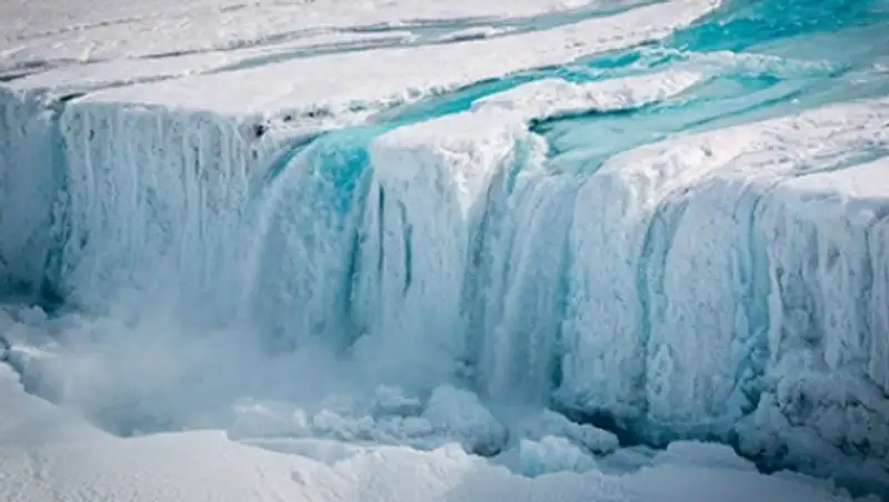 От Антарктиды откололись два огромных куска шельфа