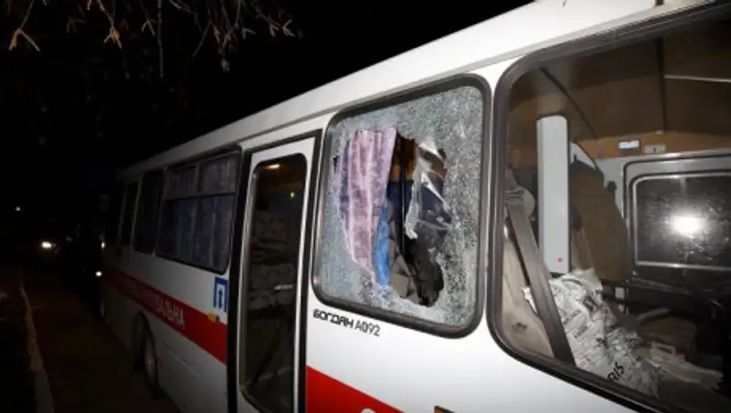 Автобусы с эвакуированными из Китая украинцами закидали камнями