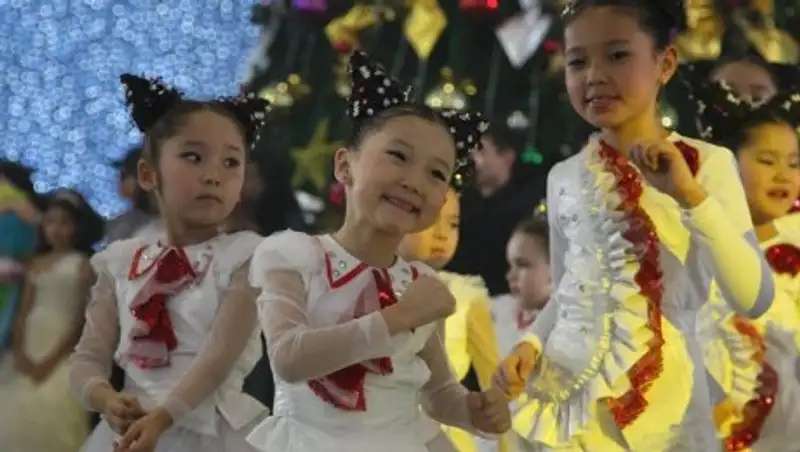 В Астане и Алматы прошли новогодние ёлки от имени Президента РК