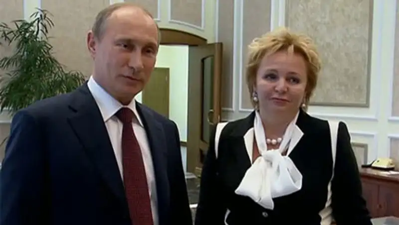 В.Путин пошутил, что прежде чем ему жениться, нужно выдать замуж его бывшую жену