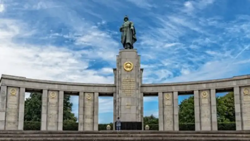В Берлине мужчина помочился на мемориал павшим советским воинам