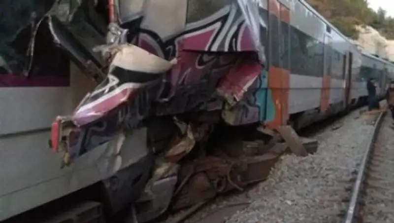 Два пассажирских поезда столкнулись в Испании