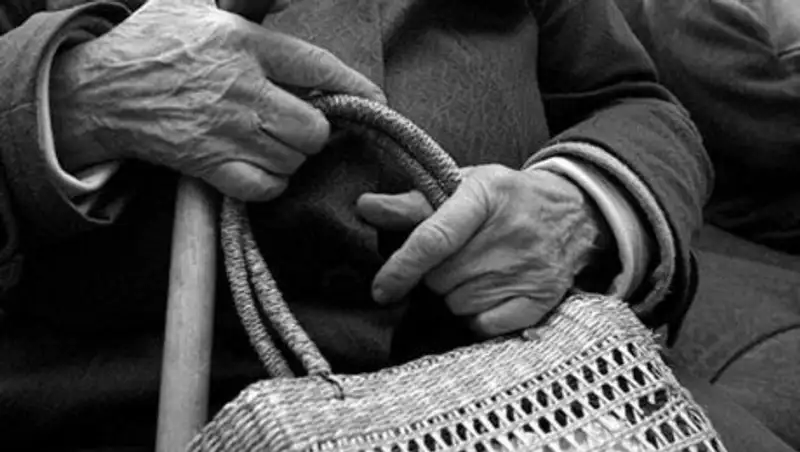 Преступник предлагал пенсионерам помощь и обворовывал их