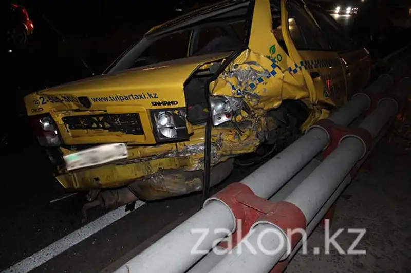 Две машины такси протаранил пьяный водитель Мерседеса в Алматы (фото) Две машины такси протаранил пьяный водитель Мерседеса в Алматы (фото), фото - Новости Zakon.kz от 18.11.2013 20:48