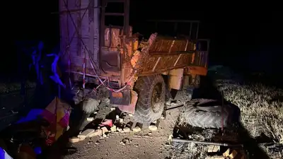 "Скорую" разорвало от удара об грузовик в Жетысуской области, погибли фельдшер и водитель, фото - Новости Zakon.kz от 18.08.2023 12:14